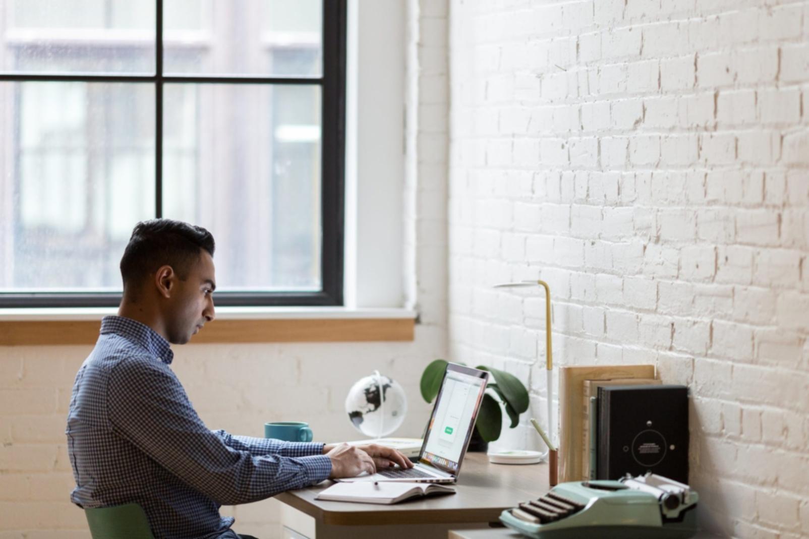 Équipe Sundagel au travail sur l'analyse commerciale